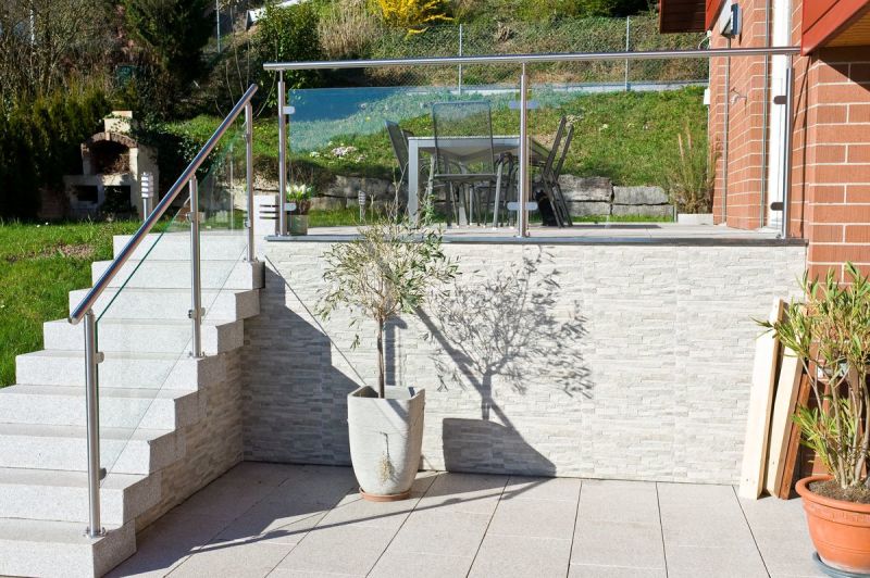 Outdoor Stainless Steel Rod Railing on Stairs and Handrails