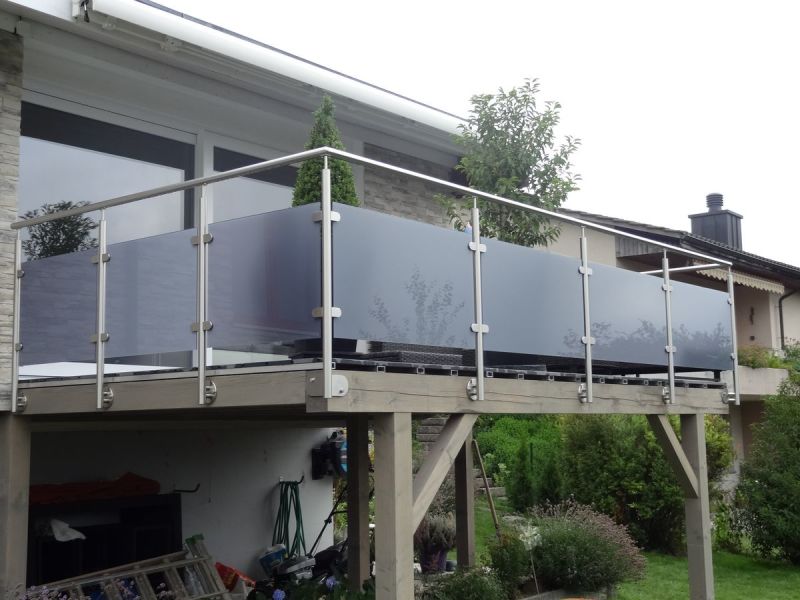 Outdoor Stainless Steel Rod Railing on Stairs and Handrails