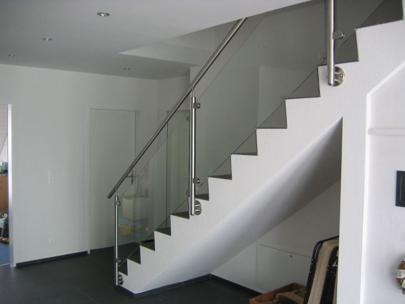 Outdoor Stainless Steel Rod Railing on Stairs and Handrails